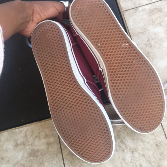 Red converse - Picture 2 of 4